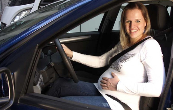 Schwangerschaft Sicherheits gurt Auto schwangere Frau werdende